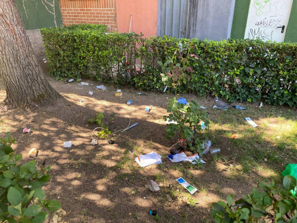 Escándalo de basura en la calle Duquesa de Medinaceli en Alcalá de Henares. Vecinos denuncian arrojo de desechos y exigen acción inmediata. Impactante historia en Alcalá Digital.